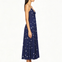 Robe midi plissée à pois bleu marine pour femme, col en V, bretelles spaghetti, jupe fluide, tenue élégante rétro pour l'été, la plage ou les soirées