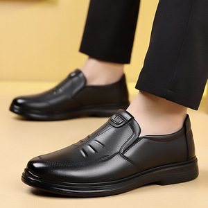 Mocasines de cuero para hombre con punta redonda, sin cordones, parte superior de PU, suela de goma, cómodos para todas las estaciones, zapatos casuales de negocios. - Product Image 1