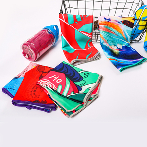 Serviette de refroidissement en microfibre de glace de sport multicolore respirante douce de haute qualité avec étui en silicone - Product Image 1