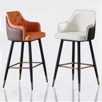 Moderne luxe op maat gemaakte ijzeren barkruk met PU lederen zitting, gouden voetsteun voor keuken, café, restaurant, hotel en eetkamer.