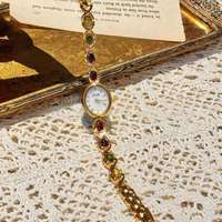 Nouvelle montre vintage pour femme avec pierres précieuses colorées, bijoux rétro personnalisés de luxe léger, montre-bracelet dorée noble, petite et mignonne