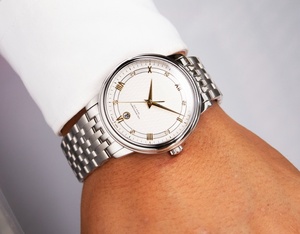 Reloj Redondo de Acero Inoxidable Plateado con Esfera Blanca, Números Romanos Dorados y Fecha, Omegaes - Product Image 6