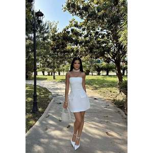 Robe mini moulante blanche Belinda sans bretelles avec imprimé cristal, col halter, taille empire, en satin tricoté pour club - Product Image 4