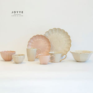 Joyye متوفر 7 بوصة أطباق سيراميك اسكندنافية طبق تفاعلي مزجج بيج غير منتظم على شكل زهرة أطباق عشاء لحفلات الزفاف - Product Image 4