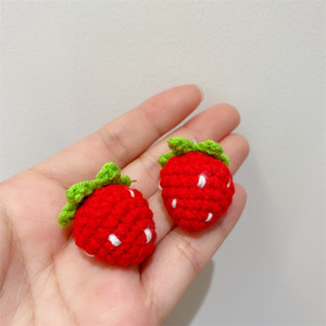Pendientes tejidos Pendientes de fresa tejidos a mano encantadores y dulces para mujer Uionen 1034 - Product Image 3