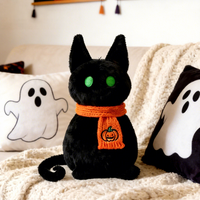 Peluche de chat noir d'Halloween avec yeux verts, animal en peluche doux et mignon, chat effrayant assis avec écharpe pour la décoration des fêtes