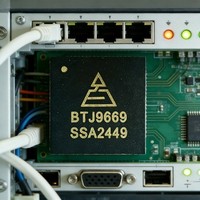 Composant électronique de puce IC développé en interne, ADC pour les communications et les infrastructures de câbles