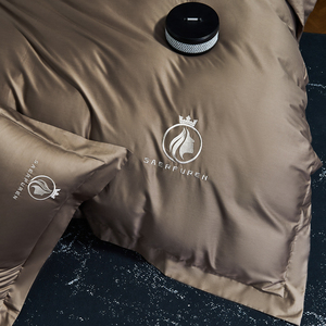 Set di biancheria da letto in quattro pezzi intrecciati per la primavera estate, di lusso moderno, fresco e setoso - Product Image 3