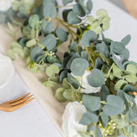 Rangkaian Daun Eucalyptus Palsu Poliester Hijau Perak Daun Koin Desmodium Mawar Putih Ramah Lingkungan 1.9m Untaian Gantung Natal Pernikahan
