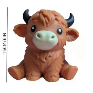 Juguetes al por mayor de vaca Highland gigante de plástico y silicona, rellenos de harina, blandos, divertidos, de recuperación lenta, para ejercitar la mano y aliviar el estrés - Product Image 1