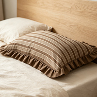 Housse de coussin à volants rayée verticale marron, beige et blanche en coton 100% style ferme moderne