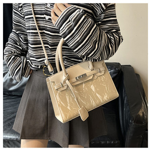 Sac fourre-tout décontracté structuré moderne pour femme - Sac à main texturé inspiré avec fermoir à fermoirs, poignée supérieure et bandoulière amovible en PU - Product Image 5