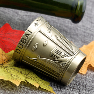 Verres à vin classiques de style Dubaï Objets d'art de luxe <span class=keywords><strong>en</strong></span> alliage de <span class=keywords><strong>zinc</strong></span> pour la commémoration touristique Verre à l'ancienne personnalisé PC - Product Image 2