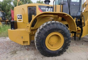 รถตักล้อยาง Caterpillar 950H มือสองจากญี่ปุ่น สภาพ 90% ของแท้ รับน้ำหนักได้สูง คุณภาพดี เหมาะสำหรับงานวิศวกรรมและงานดิน - Product Image 2