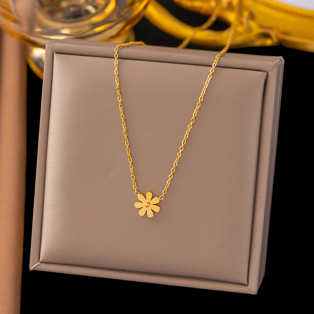 1 AH667 small daisy necklace gold