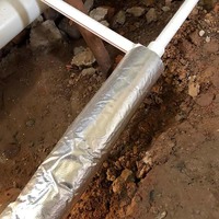 Insulasi Pipa Serat Kaca Berlapis Aluminium Foil + Glass Wool Preformed untuk Sistem HVAC dan Pipa Uap