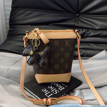 Bolso de Hombro en Forma de Cubo de PU para Mujer, Diseño Único con Letras, Correa Cruzada, Versátil y Moderno para Uso Diario, Forro de Poliéster - Product Image 2