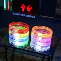 Bracelet en plastique fluorescent LED lumineux pour une ambiance de concert, utilisation nocturne avec personnalisation