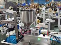 Machine d'emballage liquide VFFS pour sachets de crème capillaire, toner liquide et après-shampoing en forme irrégulière