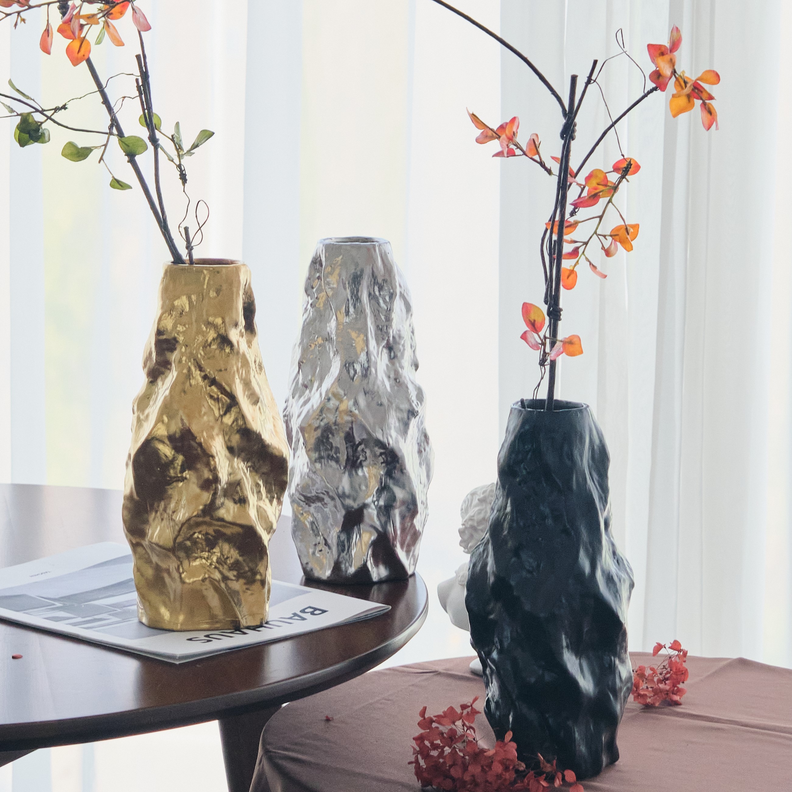 2 vases and i plate plaque with stand