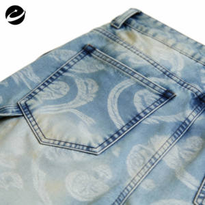 شورت جينز رجالي من XUCHANG بتصميم أصلي مخصص، طباعة ليزر عتيقة، حواف خام، 100% قطن جاكار - Product Image 5