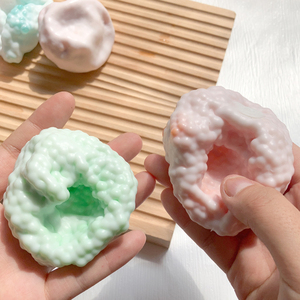 Vente en gros de jouets pour enfants en plastique unisexe de 4 cm et 6 cm, jouets bruyants en forme de perle, jouets à presser à la main, balles anti-stress pour enfants - Product Image 2