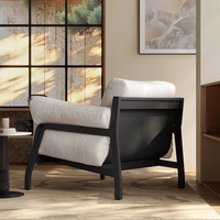 Fauteuil nordique moderne en tissu avec structure en bois massif pour salon