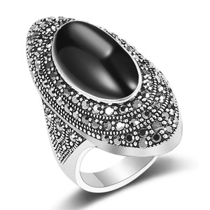 Anello in stile bohémien scuro con design barocco vintage per donna - Product Image 1