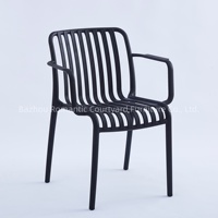 Chaise de salle à manger en polypropylène moderne et confortable avec accoudoirs, chaise de restaurant empilable en plastique respirant à prix abordable