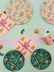 DAMAI - Juego de Vajilla Desechable con Temática Navideña en Rosa y Verde, Platos Redondos de Papel para Postre con Diseño de Bastón de Caramelo - Product Image 4