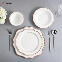 Service de vaisselle de table en porcelaine et céramique, bord doré en forme de fleur, pour restaurant, mariage, fête, banquet