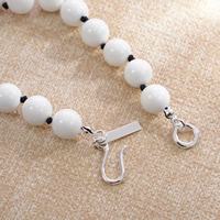 Collier unisexe tendance minimaliste en perles de corail blanc avec cristaux clairs et fumés noués sur un fil de laiton