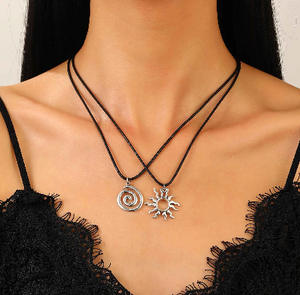 Collier en cuir avec pendentif soleil flamboyant Hip Hop, colliers géométriques vintage tourbillonnants pour hommes et garçons - Product Image 1