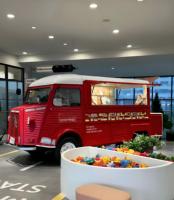 Remorque alimentaire multifonctionnelle en aluminium personnalisable avec panneaux prêts à l'habillage et support néon pour la promotion de la franchise de bonbons