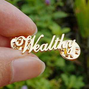 Fabrication promotionnelle alphabet cadeau métal artisanat plaqué or broche nom personnalisé qui épingle nom initial épingles de designer <span class=keywords><strong>pour</strong></span> vêtements - Product Image 4