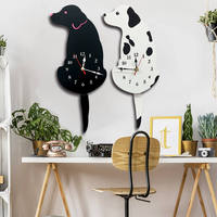 Horloge murale en acrylique à piles, design chat/chien mignon avec queue qui bouge, décoration de salon, cadeau unique, dessin animé créatif
