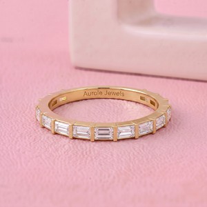 Bague d'anniversaire en or massif avec diamant de laboratoire taille baguette et sertissage barre pour bijoux de mariage et collections nuptiales - Product Image 1