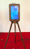 Cabina de Fotos para iPad de Madera de Doble Cara con Pantalla Táctil de 18.5 Pulgadas y Flash Integrado para Alquiler en Eventos y Exposiciones