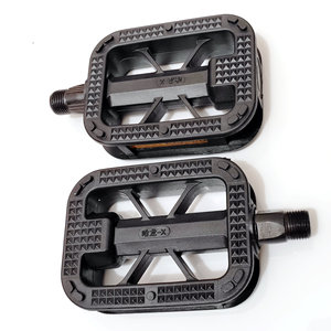 Pédales de vélo en plastique noir antidérapantes durables pour vélos électriques et vélos - Product Image 1