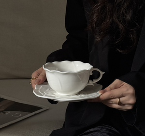 Service de table en céramique blanche de luxe avec motifs de roses en 3D - Assiettes, bols et tasses élégants en porcelaine pour restaurants, mariages, vente en gros - Product Image 6