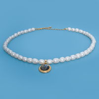Collar de perlas de agua dulce naturales blancas al por mayor con colgante de nácar verde pavo real, joyería de caja de regalo para mujer