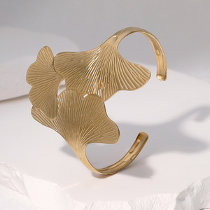 Bracelet en acier inoxydable inaltérable et étanche, design créatif Ginkgo Biloba, luxe léger, haut de gamme, ne se décolore pas - Product Image 2