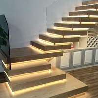Spiralförmige Schwebende Treppenstufen Hellweiß Massivholz Modern Gewerbegebäude Außenrenovierung Sicherheitsdekoration Engineering