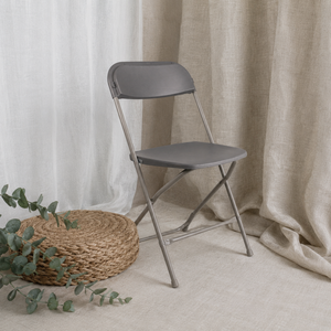 Silla Plegable de Plástico Gris con Marco Metálico, Diseño Cómodo, Ligero y Portátil para Uso en Exteriores, Aplicaciones Escolares y de Almacén - Product Image 1