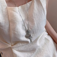 Colliers à pendentif en forme de cheval de dessin animé lisse avec chaîne à pampilles pour femmes, chaîne de serpent longue et fine, chaîne de pull de poney, bijoux tendance, cadeau