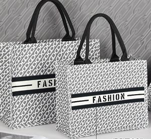 Sac fourre-tout noir pour femme, personnalisé avec logo imprimé, réutilisable, écologique, en toile, avec fermeture éclair, idéal comme cadeau - Product Image 3