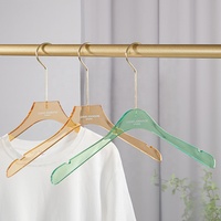 Perchas acrílicas con logotipo para ropa más gruesa, perchas de exhibición de ropa de plástico duradero, técnicas de inyección flexibles, tienda de ropa
