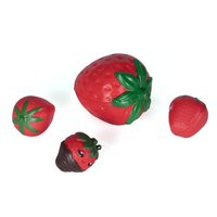 Op maat gemaakte PU-schuim rode aardbei-vormige fruit squishy knijp-speeltje anti-stressbal met aangepast logo - QF merk cadeau