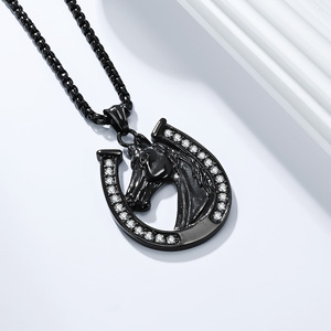 Collar con forma de herradura estilo yunnique, colgante de cabeza de caballo de estilo hip-hop único y de nicho, joyería de colores duraderos, Don - Product Image 4