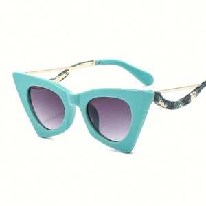 Vente en gros de lunettes de soleil pour femmes, style vintage de luxe 2022, sans monture, œil de chat, noires, surdimensionnées, triangulaires - Product Image 3